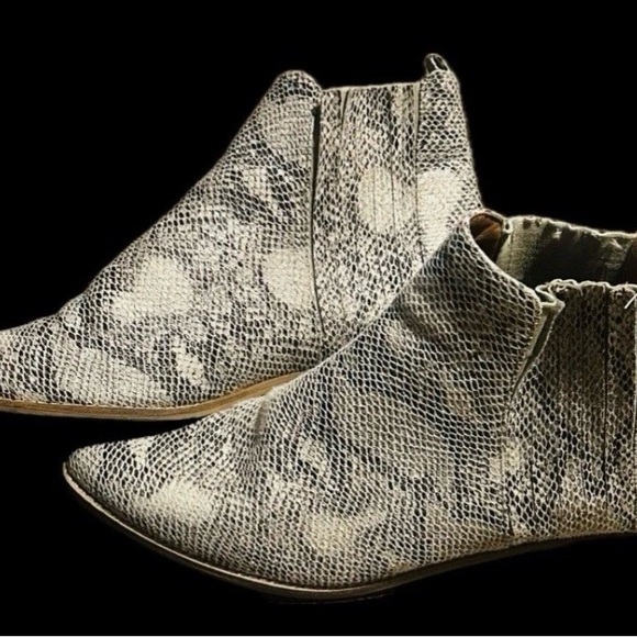 BEAST FASHION Snakeskin Pattern Textured Boots - Picture 2 of 7